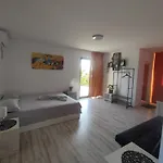Casa Almarita Gazde/Camere de închiriat Costineşti